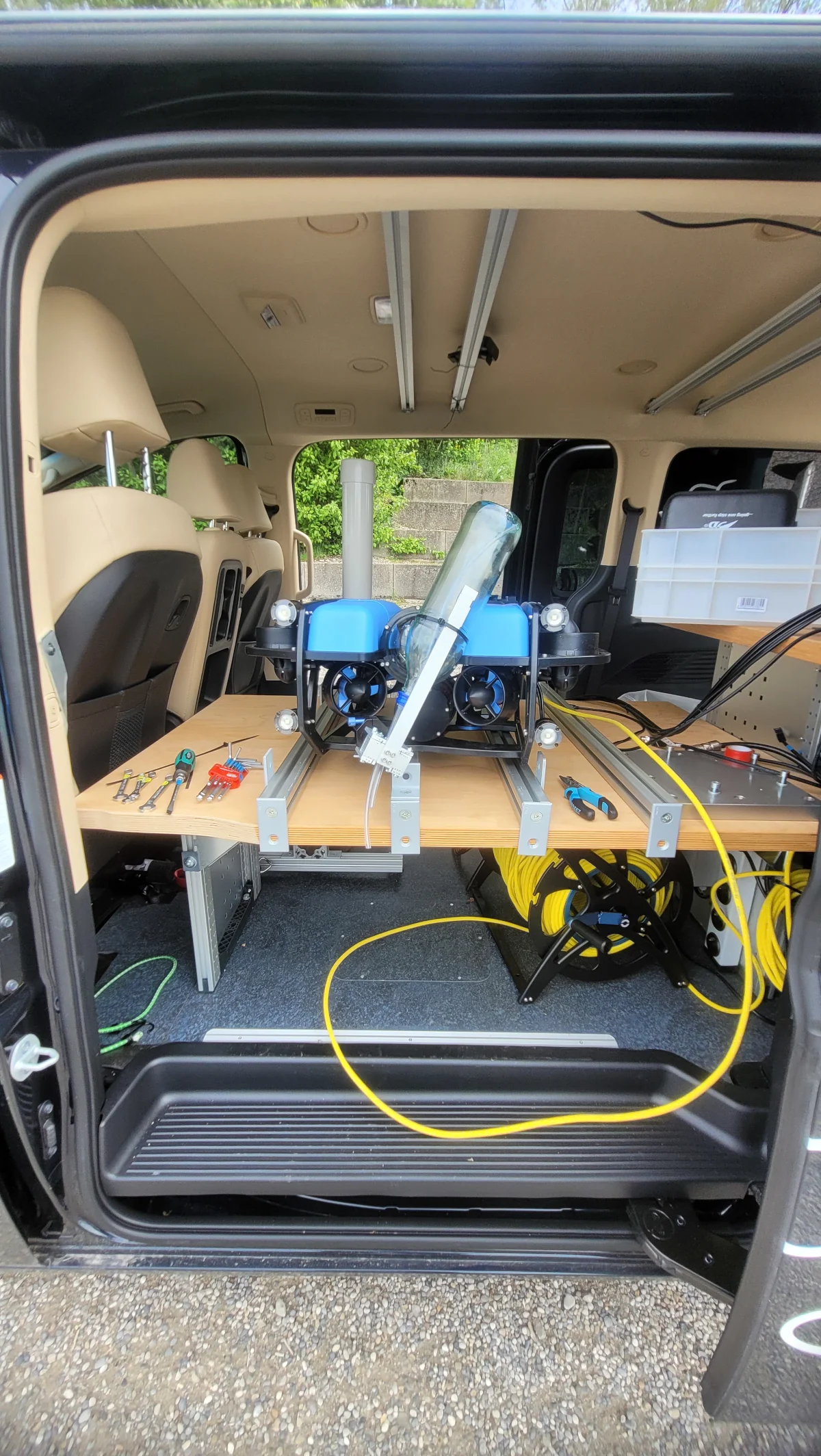 A device for obtaining a water sample mounted onto an underwater robot.